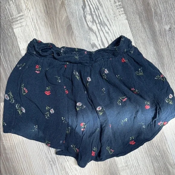 Hollister Floral Shorts - Picture 6 of 7